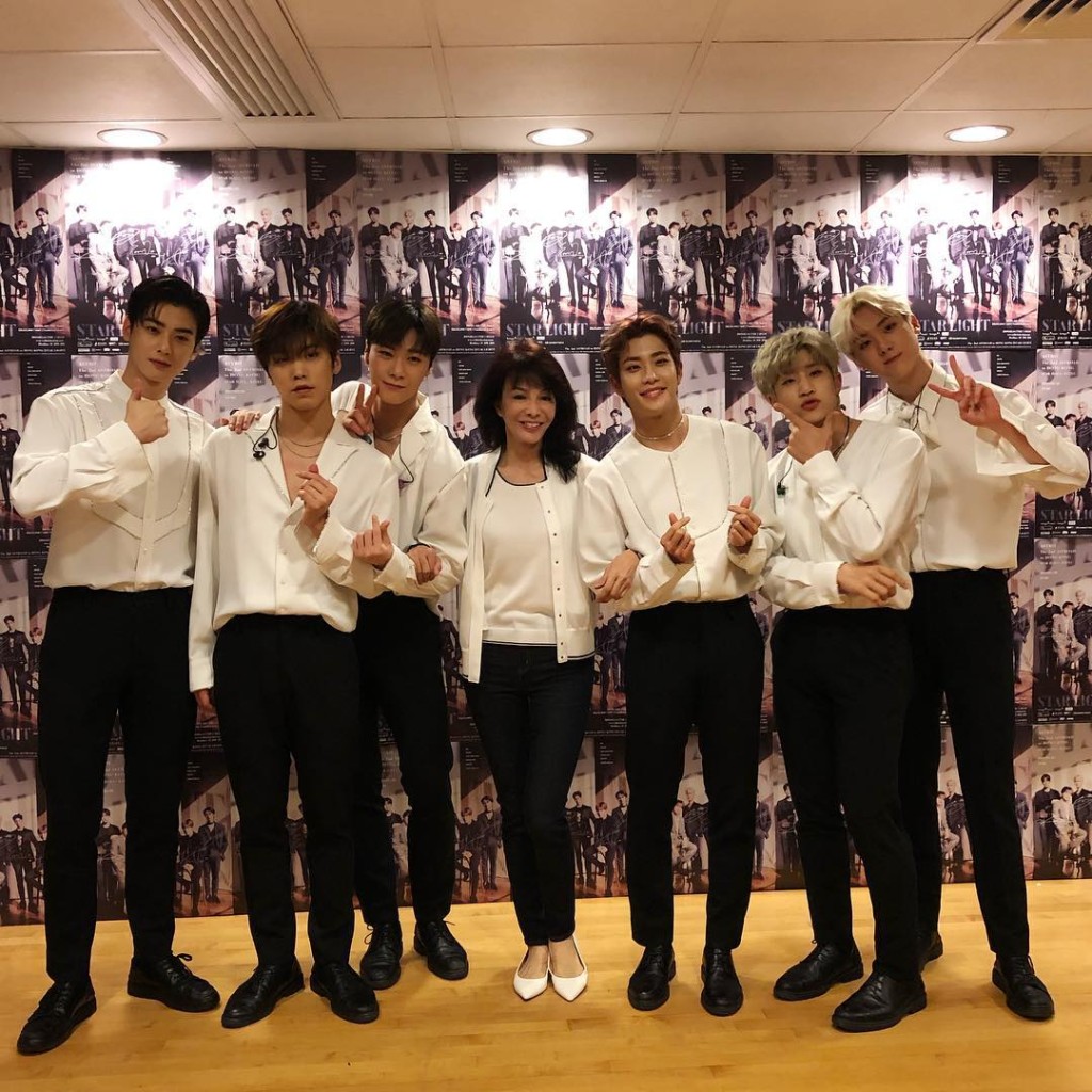 車銀優所屬的ASTRO來港開騷，鄭裕玲連顏色都襯到絕。